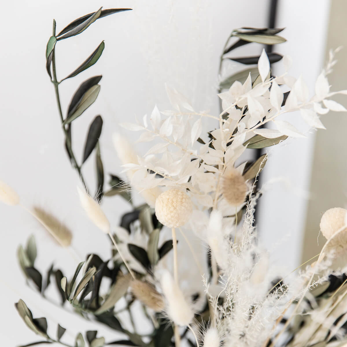 Perfekte Dekoration: Trockenblumenstrauß mit Olivenzweigen in Beige
