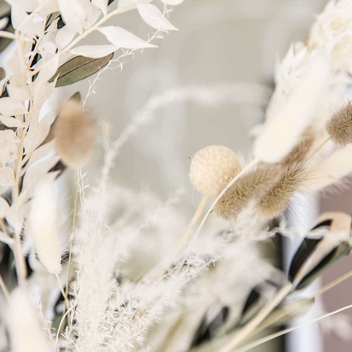 Perfekte Dekoration: Trockenblumenstrauß mit Olivenzweigen in Beige