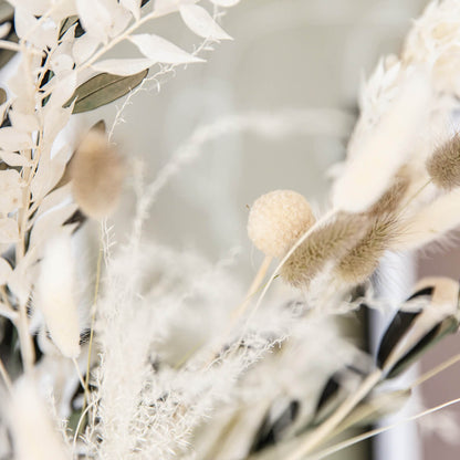 Perfekte Dekoration: Trockenblumenstrauß mit Olivenzweigen in Beige