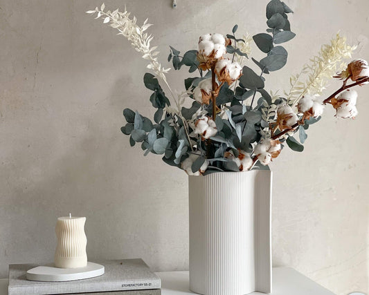 Cotton Breeze: Trockenblumenstrauß mit Eukalyptus und Baumwolle